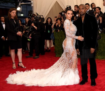  Kim Kardashian, a bordo do primeiro modelo de Peter Dundas para a Roberto Cavalli e Kanye West, também vestindo uma criação do estilista