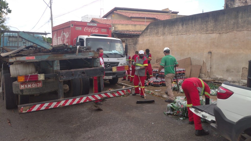Funcion&aacute;rios da distribuidora foram at&eacute; o local para ajudar na remo&ccedil;&atilde;o das garrafas da pista. &mdash; Foto: Hugo Andrade/Inter TV Costa Branca