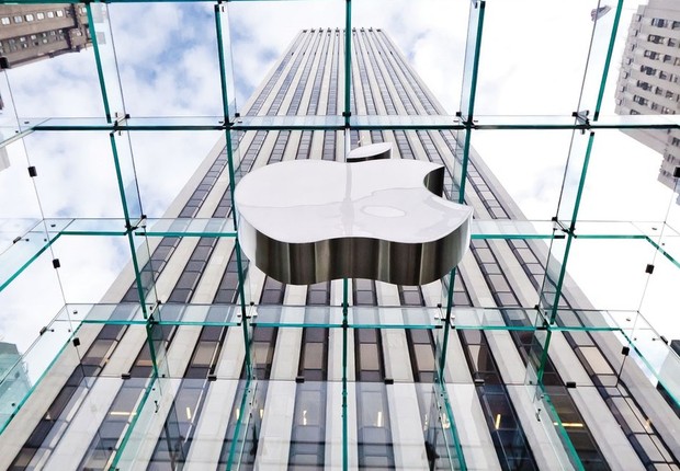 Logo da Apple é visto em loja da empresa em Nova York (Foto: Eric Thayer/Getty Images)