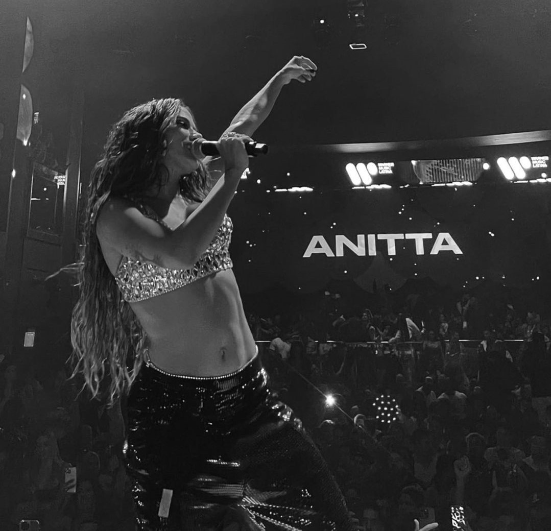 Anitta aposta em visual 90´s para show em Miami, nos Estados