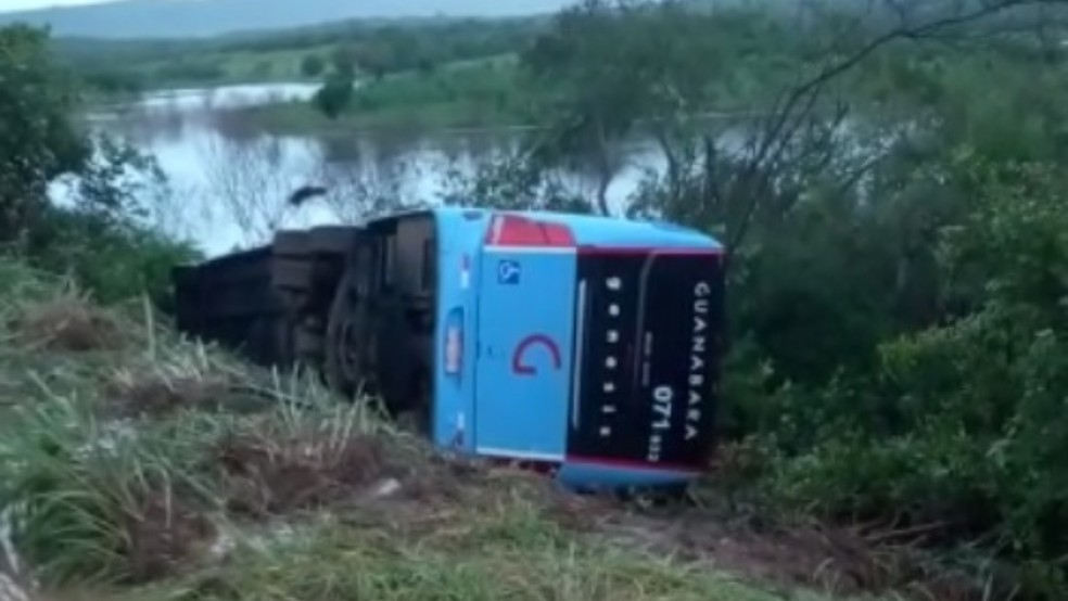 Ônibus tomba durante forte chuva em Pedra Branca, no interior do Ceará — Foto: Arquivo pessoal