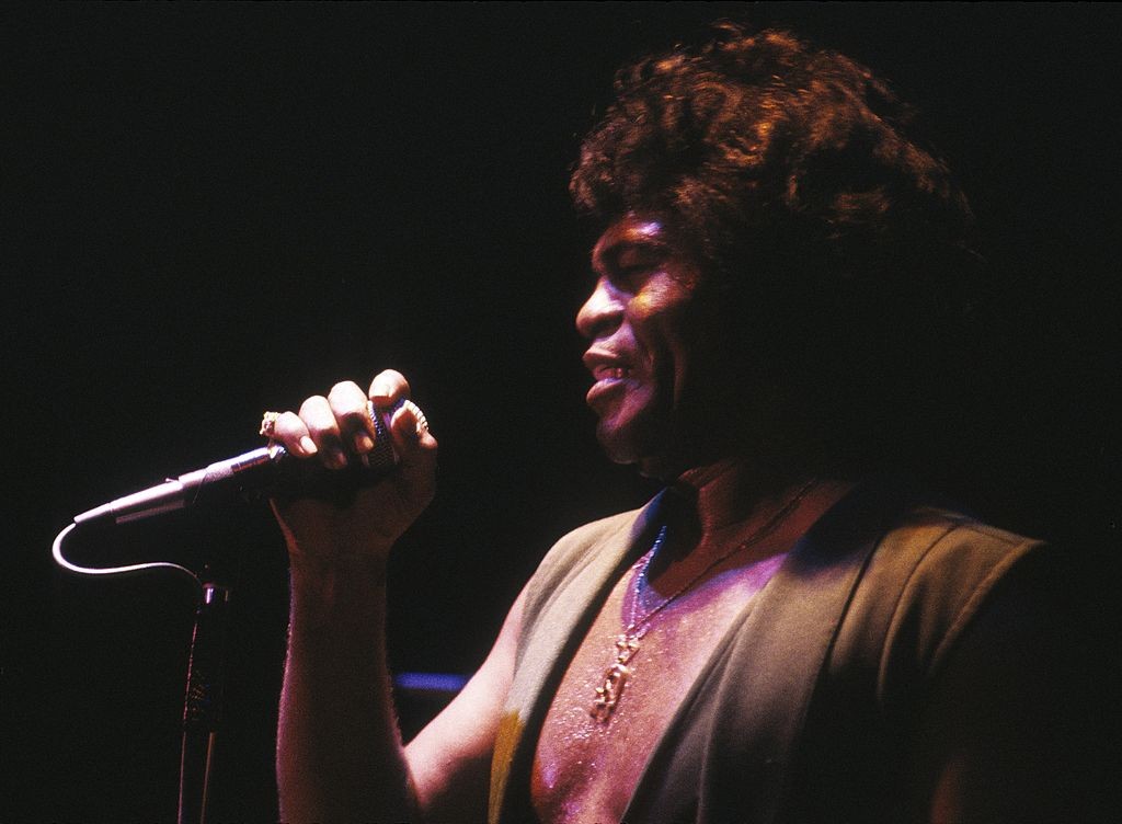 SAN FRANCISCO - JANUARY 1983:  R and B singer James Brown performs in the Venetian Room of the Fairmont Hotel in San Francisco, California in January of 1983. (Photo by Tom Copi/Michael Ochs Archives/Getty Images)  (Foto: Getty Images)