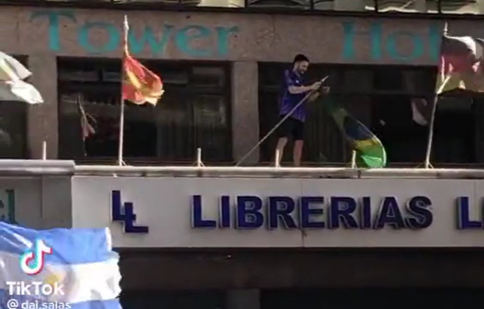 Torcedor retira bandeira do Brasil de mastro — Foto: Reprodução