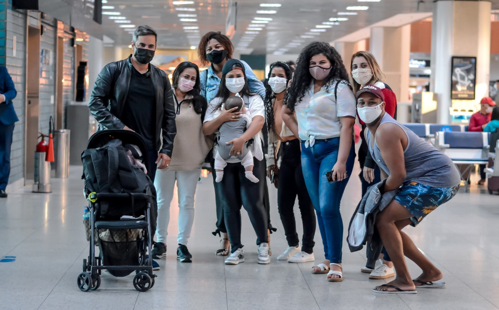 Simone embarca no Rio com a família (Foto: AgNews / Webert Belício)