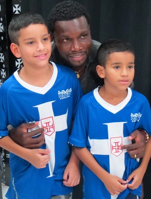 Tenorio Yotun tarde de autógrafos vasco (Foto: Globoesporte.com)