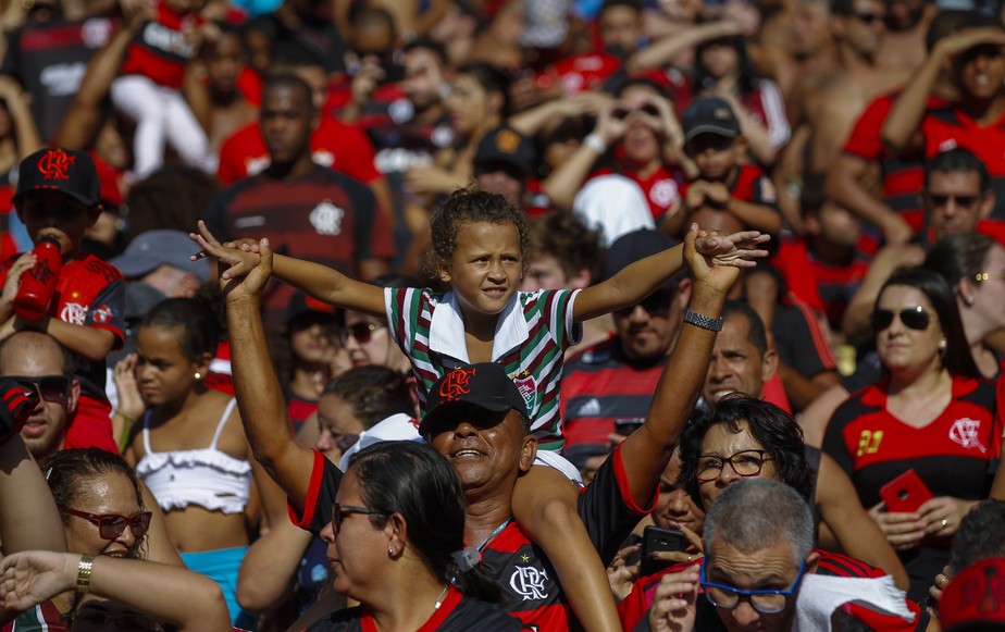 Fluminense levará ao Fla-Flu de quarta torcedora que viralizou no ombro do avô rubro-negro