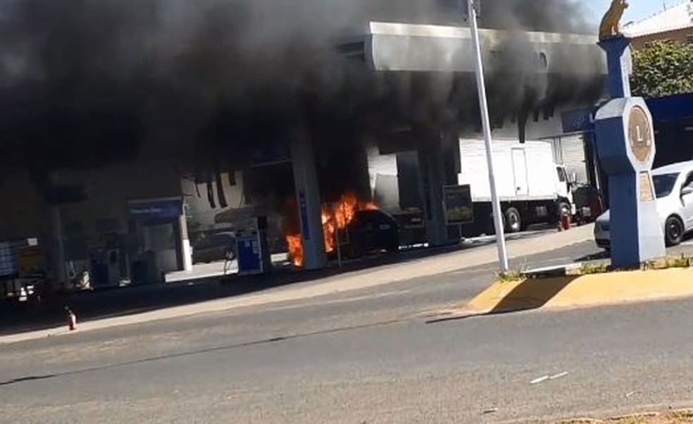 Carro pega fogo após motorista atingir bomba de posto de combustíveis em Promissão — Foto: Arquivo pessoal