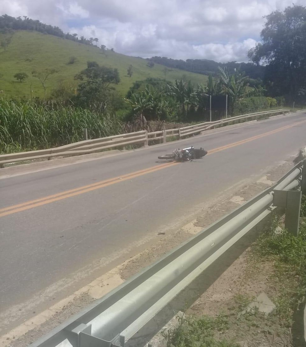 Motociclista morre após perder o controle da direção na BR-116 — Foto: Grupamento de Resgate de Ubaporanga/Divulgação