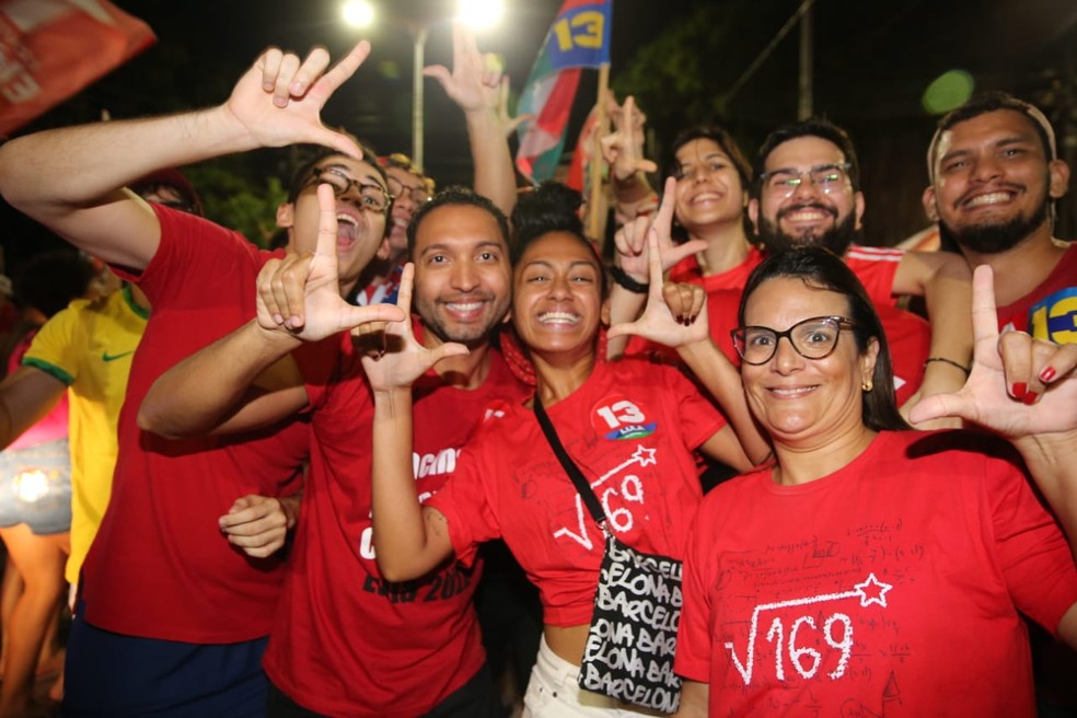 Apoiadores do presidente eleito Lula comemoram na Avenida da Universidade, em Fortaleza. — Foto: Kid Junior/SVM