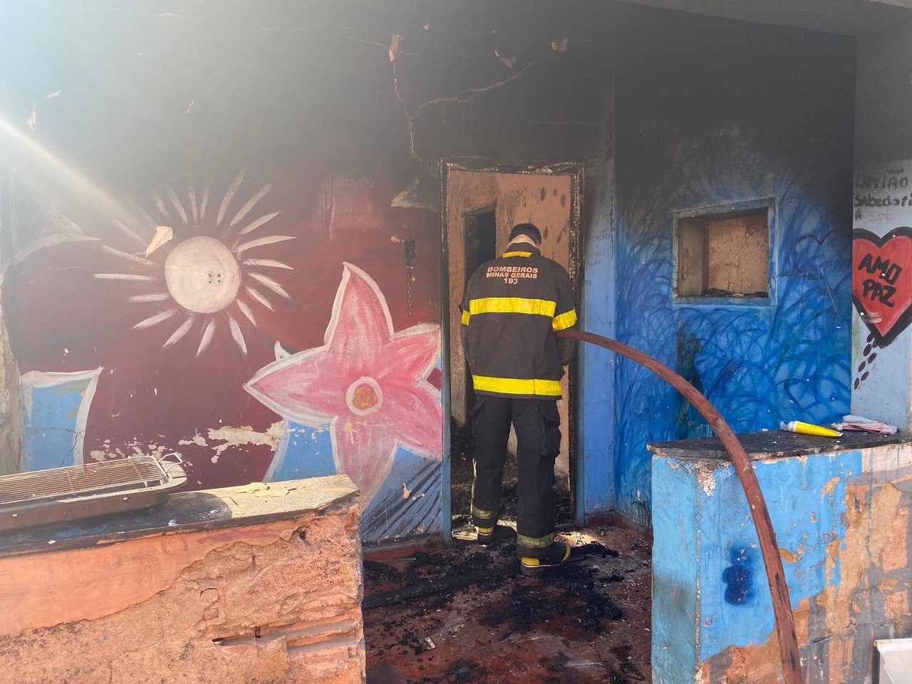 Casa é atingida por incêndio, e uma pessoa morre na Região Oeste de Belo Horizonte