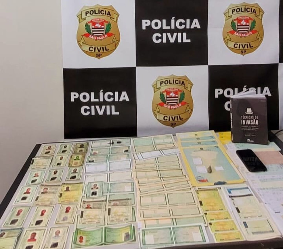 Dois homens são presos em flagrante suspeitos de falsificar documentos e aplicar golpes no comércio de Bauru — Foto: Polícia Civil /Divulgação