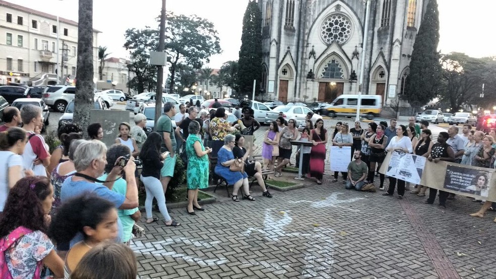Ato em protesto à morte da vereadora Marielle Franco reúniu manifestantes em Botucatu (Foto: Gustavo Lago/TV TEM)