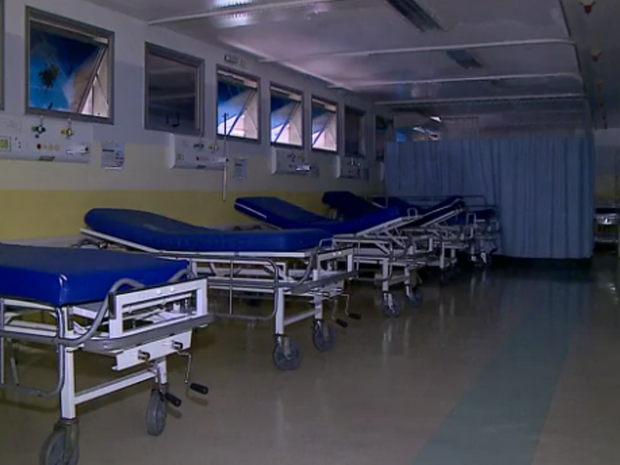 Hospital São José, em Criciúma, anunciou suspensão de serviços (Foto: Reprodução/RBSTV)