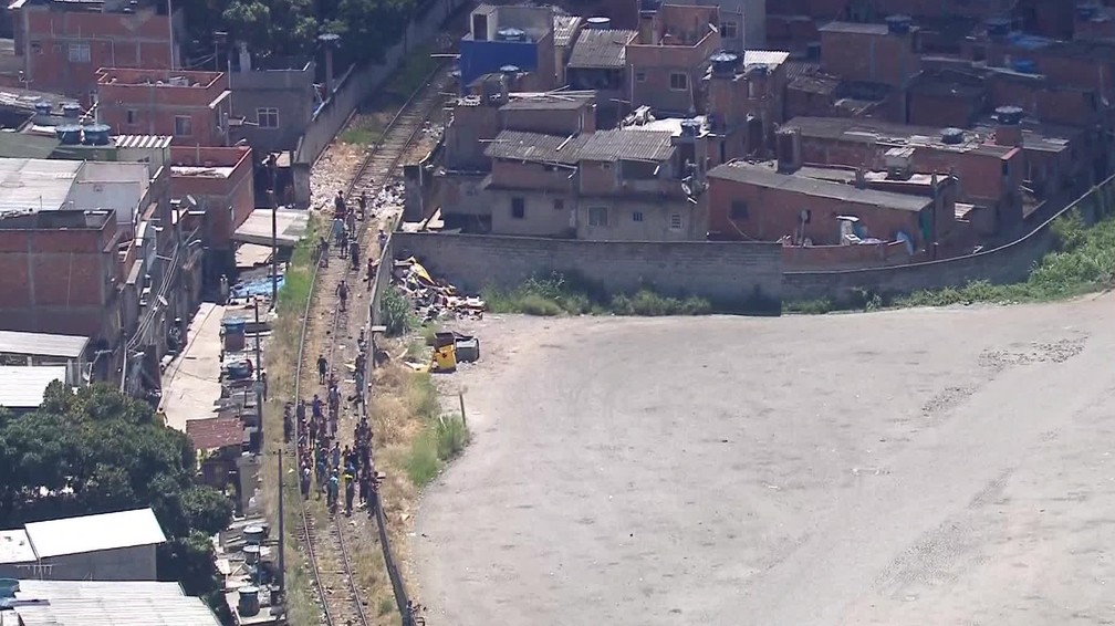 Moradores de comunidades próximas deixam suas casas — Foto: Reprodução/TV Globo 