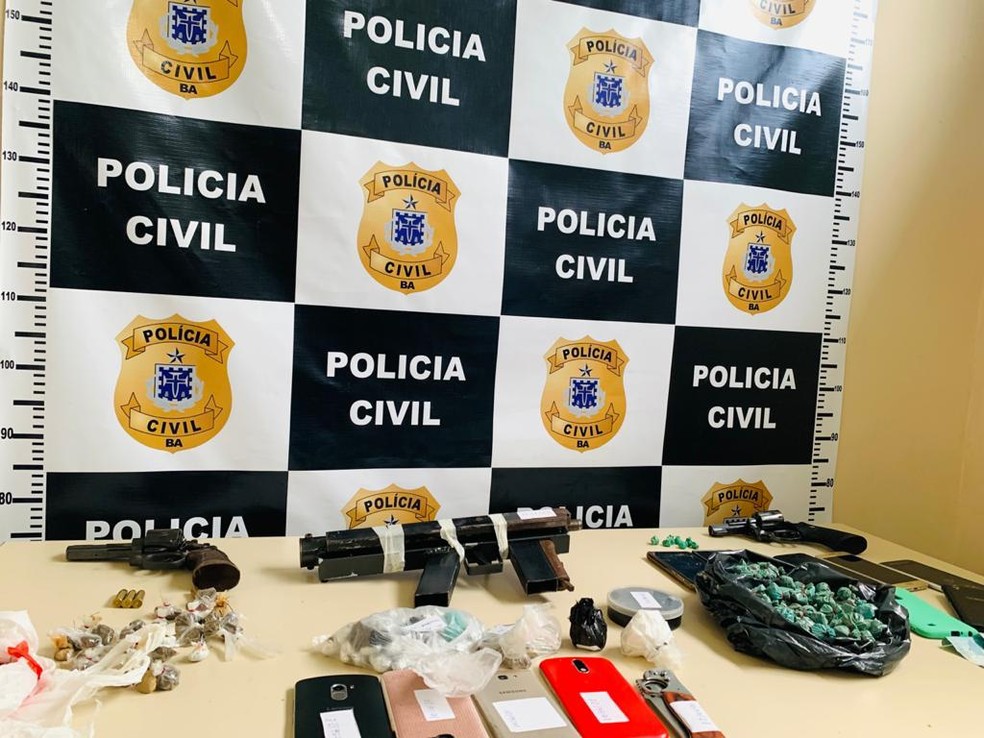 Seis homens presos por tráfico de drogas em Catu — Foto: Ascom/Polícia Civil