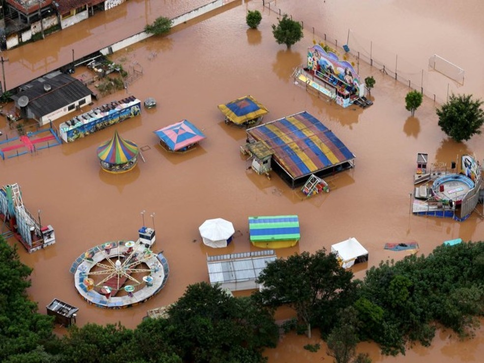 Parque de diversões tomado pela água em Franco da Rocha, em março de 2016 — Foto: Paulo Whitaker/Reuters