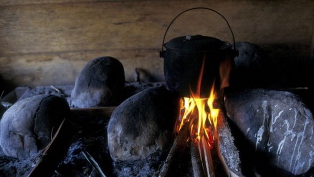 Fogareiro improvisado para cozinhar; em 2019, 1 em cada 5 famílias brasileiras não tinha acesso a botijões de gás (Foto: Getty Images via BBC Brasil)