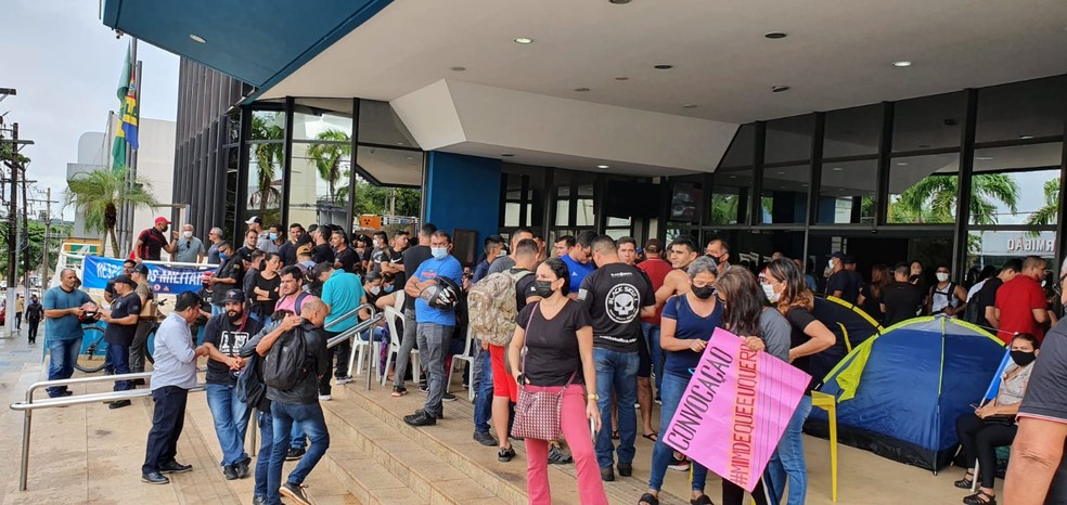 Servidores se reuniram em protesto na frente da Aleac nesta terça-feira (15) — Foto: Andryo Amaral/Rede Amazônica
