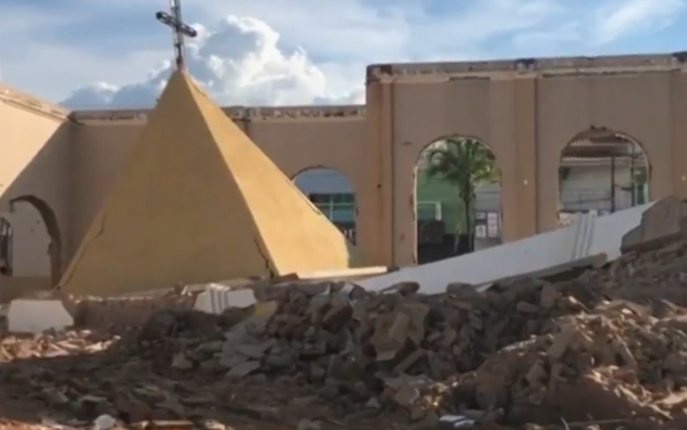 Igreja Nossa Senhora da Guia ap&oacute;s ser demolida &mdash; Foto: Reprodu&ccedil;&atilde;o/TV Anhanguera