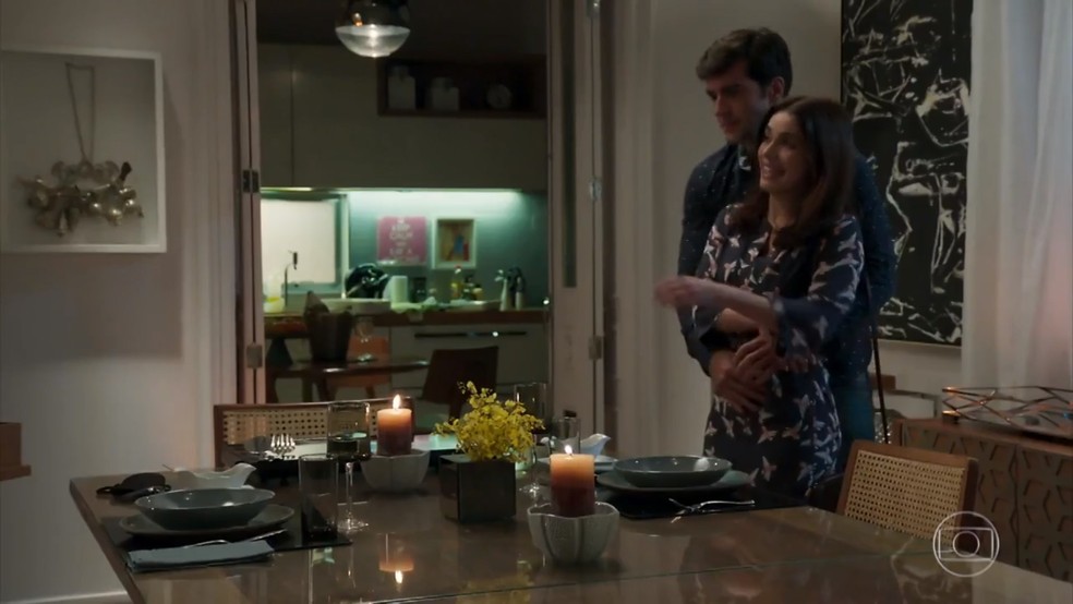 Felipe (Marcos Pitombo) surpreende Shirlei (Sabrina Petraglia) com jantar romântico - 'Haja Coração' — Foto: Globo