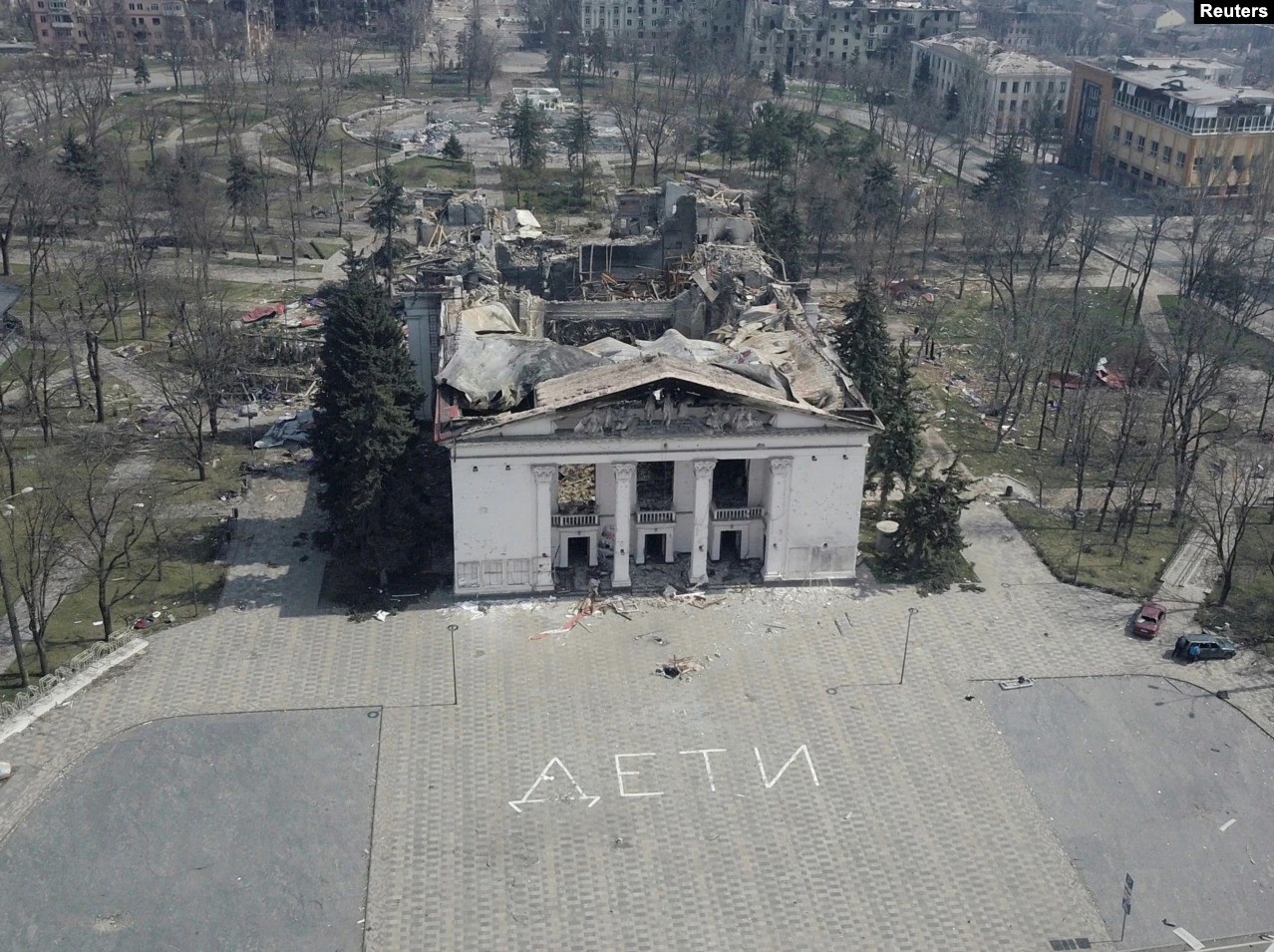 O Teatro de Mariupol em abril deste ano, após ataque de míssil que destruiu o prédio histórico — Foto: Reuters