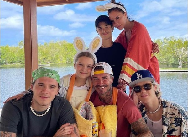 David Beckham e Victoria Beckham com os quatro filhos (Foto: Instagram)