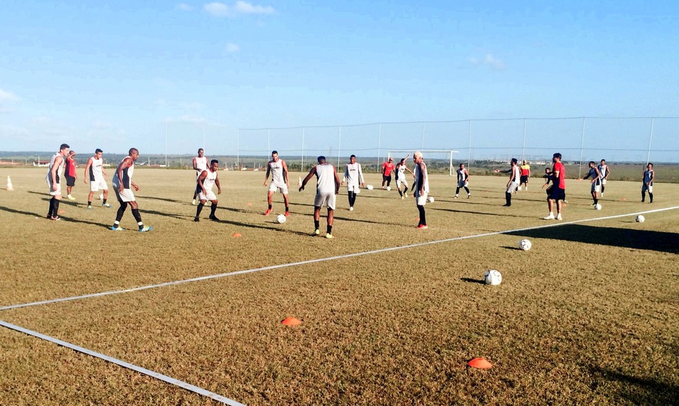 Globo FC treina de olho na decisão contra o Operário-PR (Foto: Hugo Monte/GloboEsporte.com)