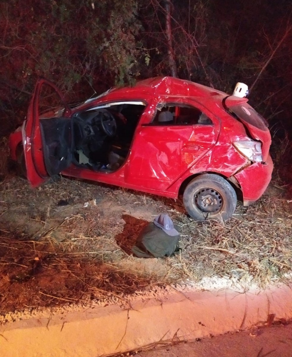 Carro estava estava com situaÃ§Ã£o irregular e foi apreendido â€” Foto: PolÃ­cia Militar/DivulgaÃ§Ã£o