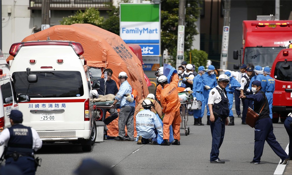 Bombeiros e médicos prestam socorros a vítimas de esfaqueamento em Kawasaki, no Japão — Foto: Kyodo/via Reuters