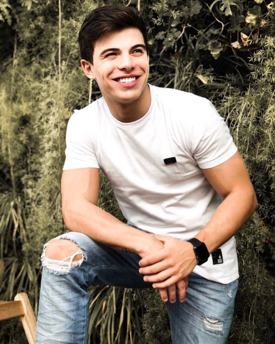 Thomaz Costa causa polêmica ao responder se já beijousexiezpix Web Porn