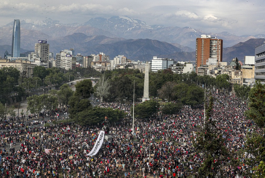 Praça Itália em Santiago, no Chile, tomada por manifestantes na tarde desta terça-feira (22) — Foto: Esteban Felix/AP Photo