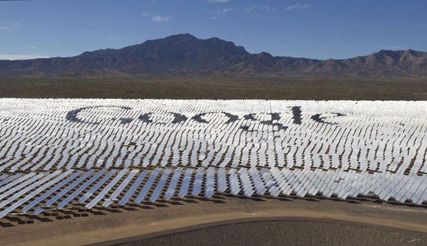 Logotipo do Google é visto em meio aos painéis solares instalados no deserto de Mojave, nos Estados Unidos, onde já funciona a maior usina solar do mundo (Foto: Steve Marcus/Reuters)