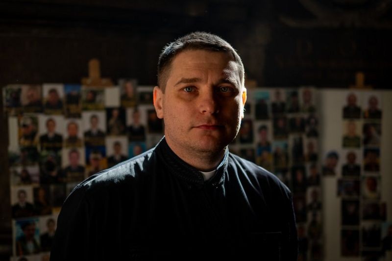 Padre Vsevolod em frente aos retratos dos mortos: 