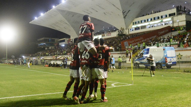 Flamengo comemora gol contra a Portuguesa