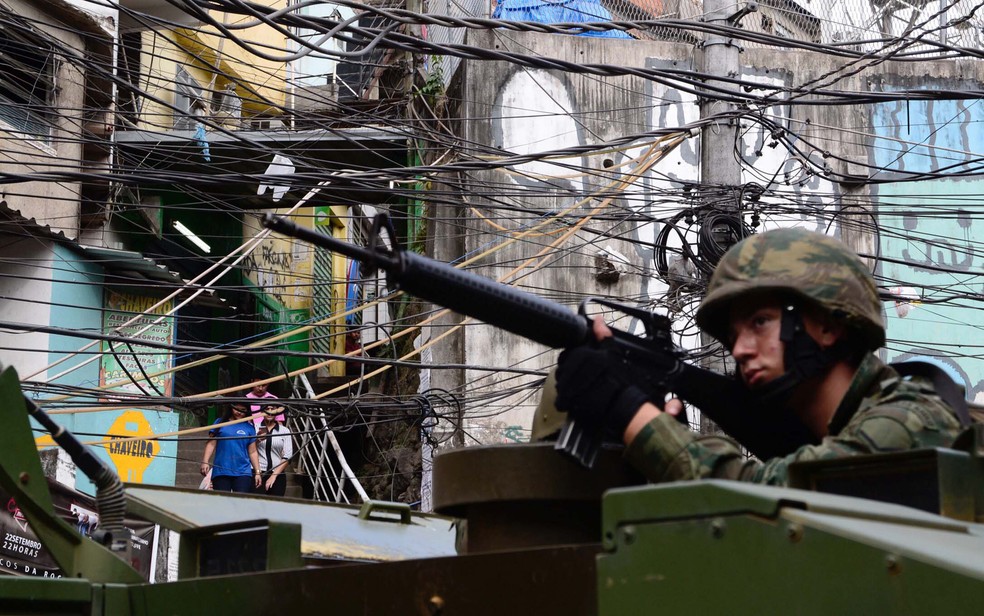 Militares patrulham a comunidade da Rocinha, no Rio, desde a sexta-feira (22) (Foto: Rommel Pinto/Agência O Dia/Estadão Conteúdo)