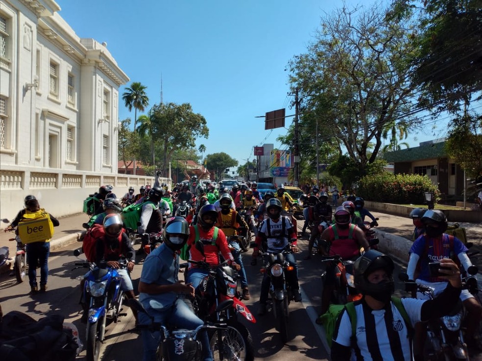 Entregadores passam por avenidas de Rio Branco — Foto: Arquivo pessoal 