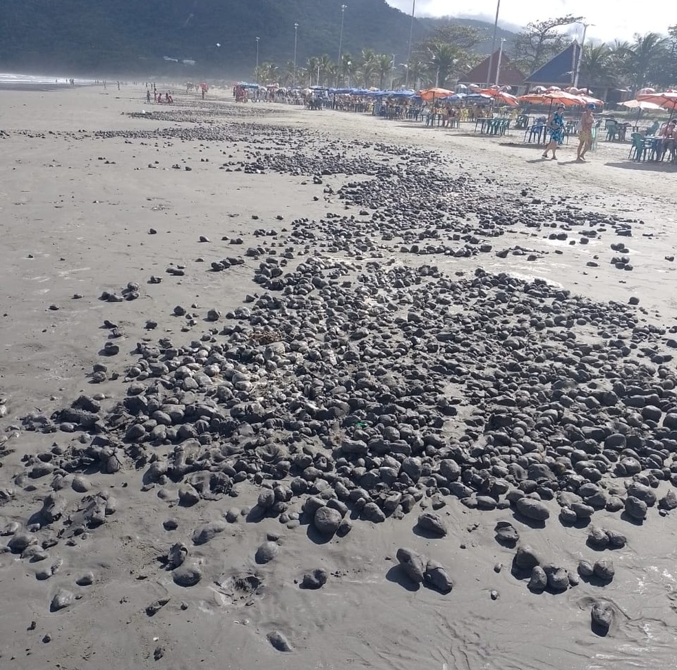 Bolas apareceram ao longo da faixa de areia em Peruíbe, SP — Foto: Arquivo Pessoal/Sérgio da Silva 