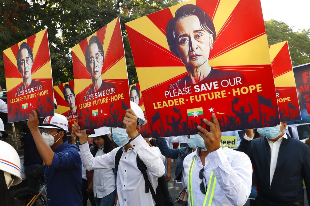 Manifestantes pedem libertação de Aung San Suu Kyi, maior líder política de Mianmar, durante protesto em Mandalay nesta segunda-feira (15) — Foto: AP Photo