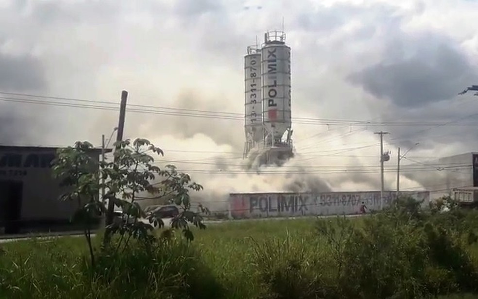 Vazamento de cimento foi registrado em vídeo em Bertioga, SP (Foto: Reprodução)