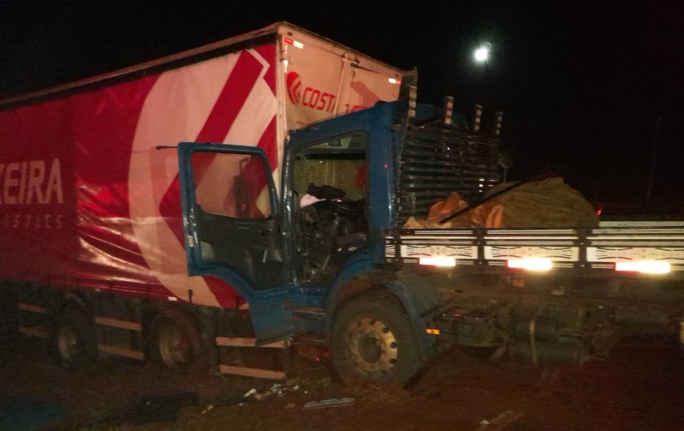 Motorista fica preso às ferragens após colisão traseira entre dois caminhões em Itaí  — Foto: Corpo de Bombeiros/ Divulgação