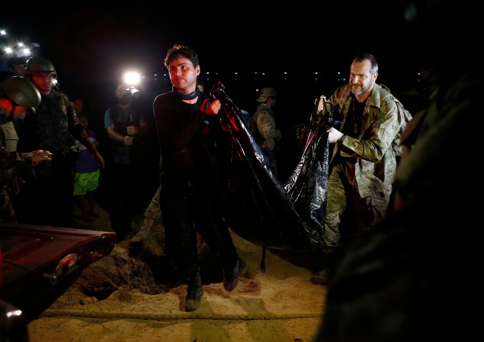 'Remanescentes humanos' encontrados durante buscas devem passar por perícia. — Foto: Edmar Barros/AP