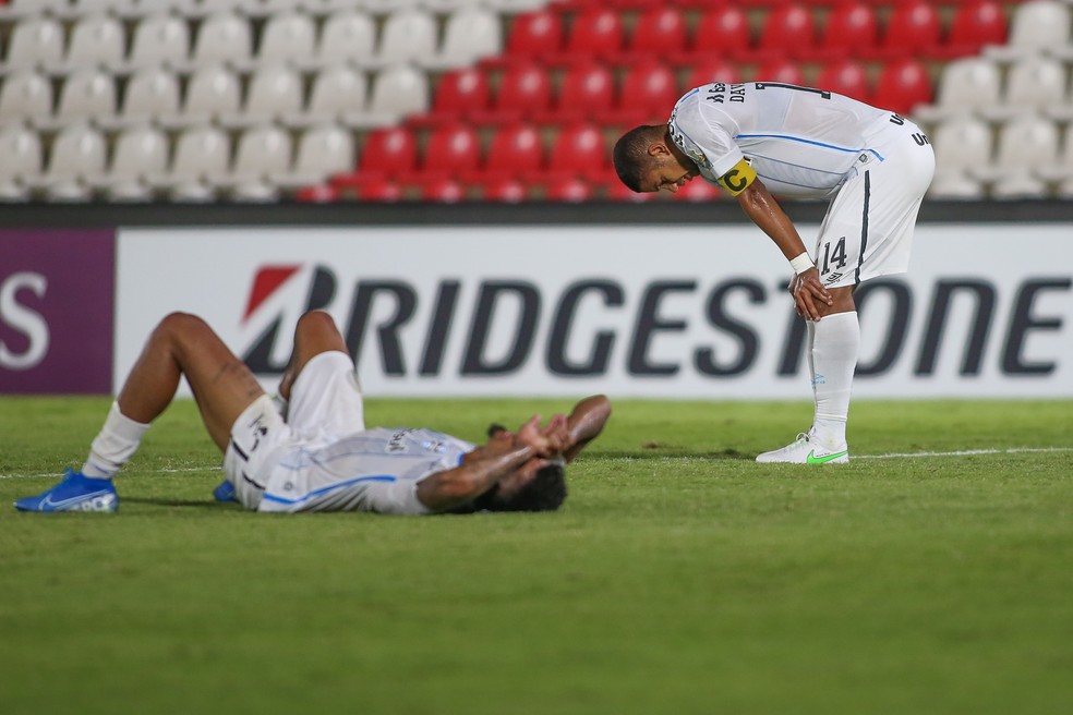 Rodrigues e David Braz em derrota do Grêmio na Libertadores — Foto: Staff images/Conmebol
