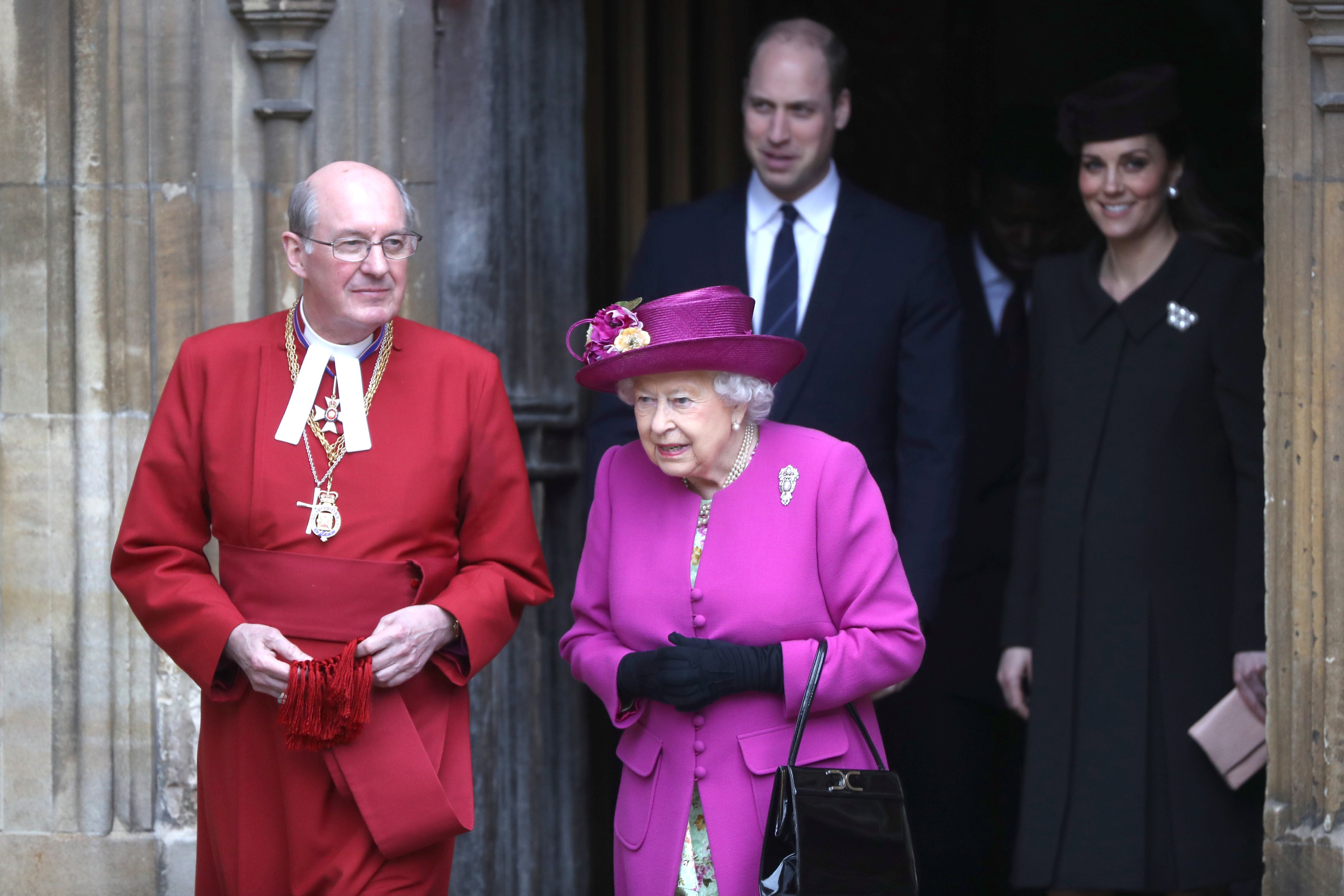 WINDSOR, ENGLAND - APRIL 1:  Dean of Windsor, David Conner Queen Elizabeth II exit as Prince William, Duke of Cambridge and Catherine, Duchess of Cambridge follow them after the Easter Mattins Service at St. George's Chapel at Windsor Castle on April 1, 2 (Foto: Getty Images)