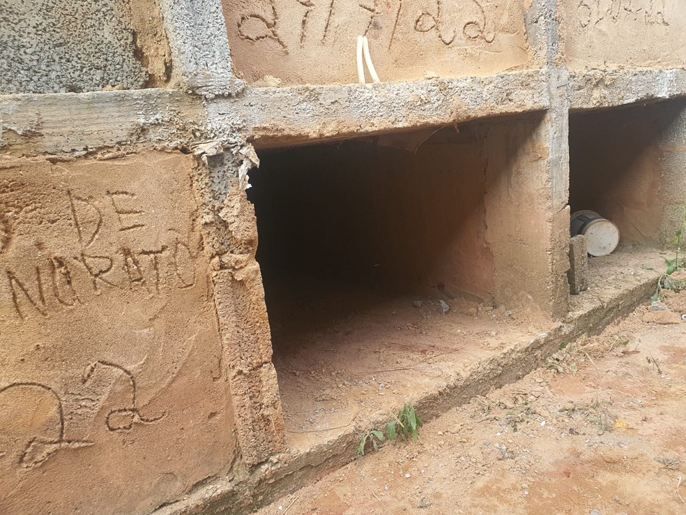 Cova onde mulher foi enterrada viva em Visconde do Rio Branco — Foto: Marcus Penna/TV Integração
