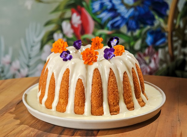 Confeiteira aposta em bolos com flores comestíveis e harmonização com  cervejas para o Dia das Mães, PEGN