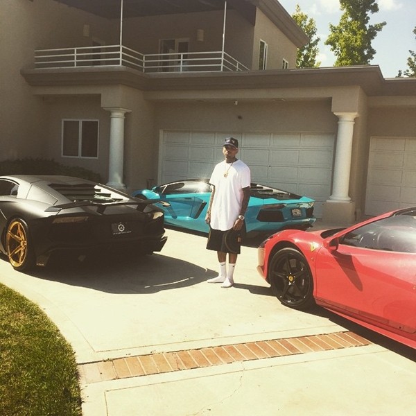 Brown e três de seus carros (Foto: Instagram)