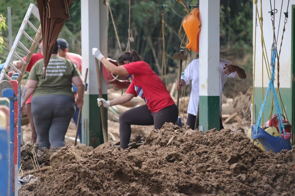 Segunda (21): Moradores limpam casas e ruas em Presidente Getúlio após enxurrada  — Foto: Luiz Carlos Souza/NSC TV