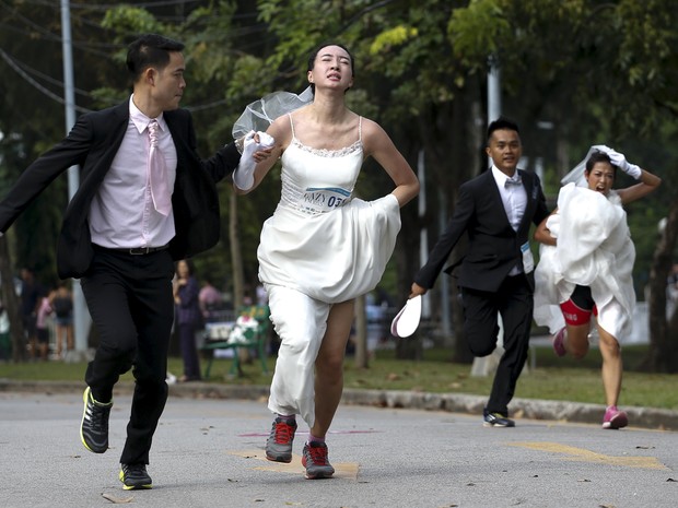 Casais vestidos com roupas de casamento participam de corrida em Bangcoc (Foto: Athit Perawongmetha/Reuters)