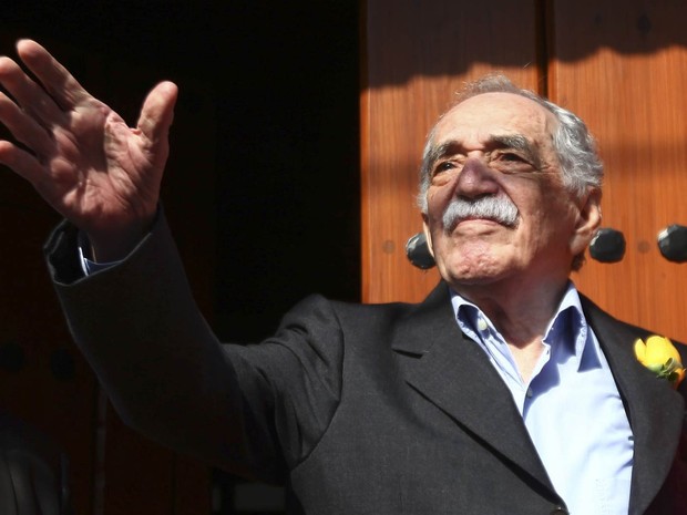 Março de 2014 - O escritor ganhador do Nobel da Literatura Gabriel García Márquez  cumprimenta jornalistas à porta de sua casa na Cidade do México no seu aniversário, no dia 6 de março (Foto: Edgard Garrido/Reuters)