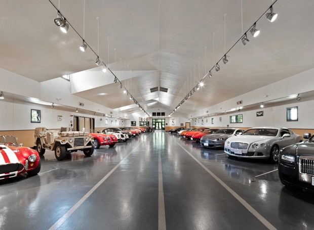 O local tem até um estacionamento climatizado com espaço para 60 carros clássicos (Foto: Douglas Elliman Real State / Reprodução)